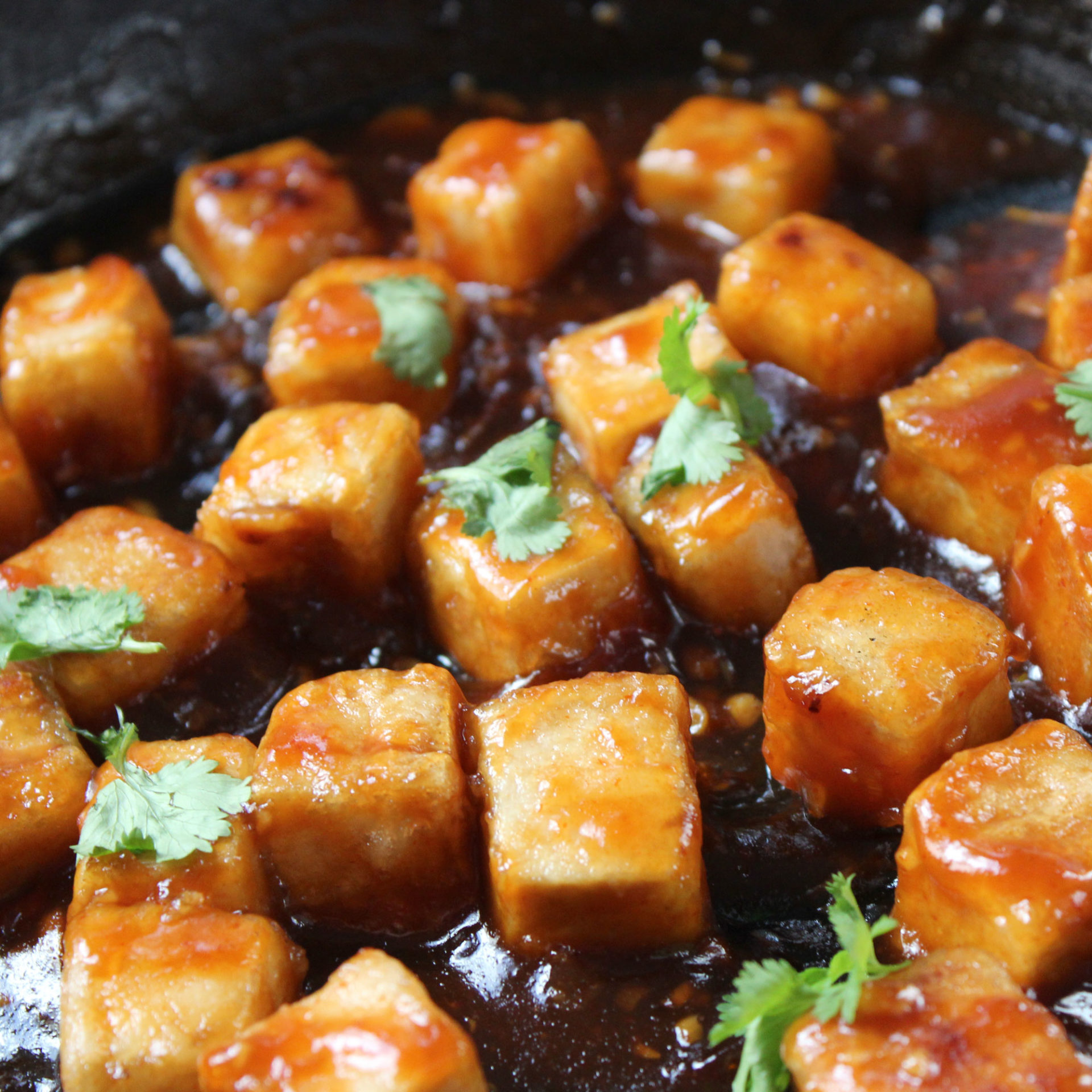Sweet & Spicy Sriracha Tofu - Easy Vegan Meal Plan